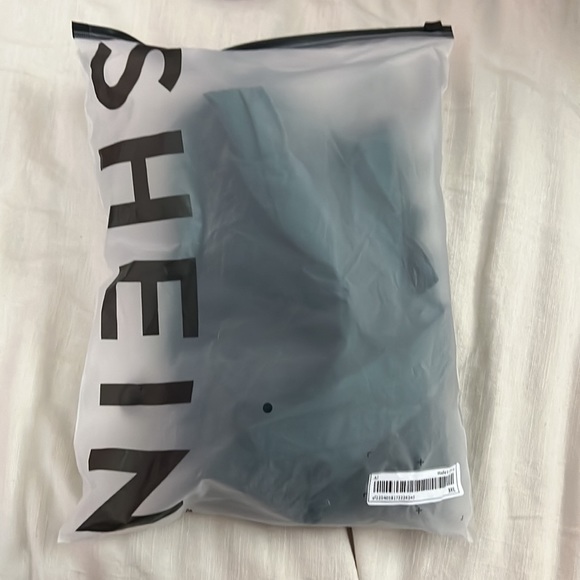 PRICE IS FIRM! SHEIN Plus Overall Shorts Romper - Picture 4 of 4